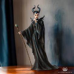 Deslumbrante figura de Maléfica de la línea Haute Couture Live Action de Walt Disney basada en la película Maléfica (2014) interpretada por Angelina Jolie.