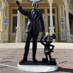 Espectacular figura oficial de Mickey y Walt Disney dándote la bienvenida al parque
Walt Disney Studios París, esta preciosa figura ha sido creada por el escultor italiano A. Gianelli