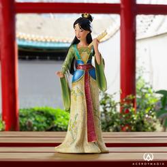 Celebra la valentía y la elegancia con esta deslumbrante figura de Mulan, inspirada en la icónica película de Disney. Realizada en resina y con una altura aproximada de 20,5 cm