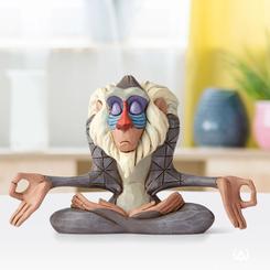 Preciosa figurita de Rafiki basado en el Clásico de El Rey León (The Lion King), Jim Shore ha elaborado esta figura con unas dimensiones aproximadas de 8 x 11 x 7 cm., en donde se ha mezclado la magia de las figuras de Walt Disney