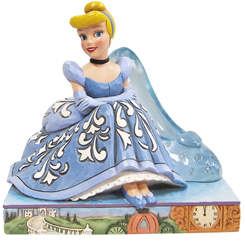 Figura zapatito de la Cenicienta basado en el clásico de Disney. Esta línea Disney Traditions de Jim Shore presenta a las icónicas princesas de Walt Disney con sus famosos accesorios