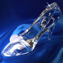 Cenicienta dejó caer uno de sus zapatitos de cristal, que el príncipe recogió con mucho cuidado. Y ahora puede ser tuyo. Esta preciosa réplica oficial del zapatito de la Cenicienta basado en el clásico de Disney