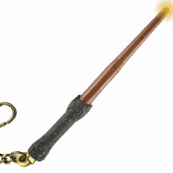 Divertido Llavero y Linterna de la famosa varita mágica de Harry Potter. Disfruta con esta varita realizada en PVC y que incorpora un LED para que puedas alumbra o realizar hechizo.