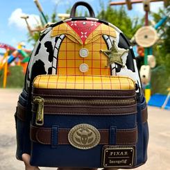 Con el encanto del viejo oeste y todo el carisma del Sheriff más querido de Pixar, esta mini mochila inspirada en Woody de Toy Story se convierte en un accesorio imprescindible para cualquier día alegre 