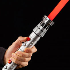 Siente el poder del lado oscuro de la Fuerza con esta espectacular réplica oficial a tamaño real del sable de luz Black Series del malvado Darth Maul. Longitud aproximada de 110 cm., con sonido y efectos luminosos.