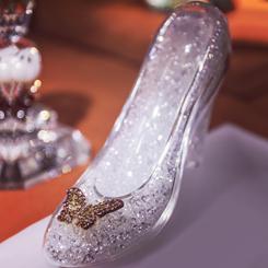 Cenicienta dejó caer uno de sus zapatitos de cristal, que el príncipe recogió con mucho cuidado. Y ahora puede ser tuyo. Esta preciosa réplica oficial del zapatito de la Cenicienta basado en el clásico de Disney 