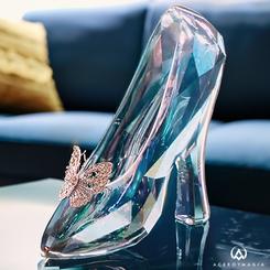 Convierte tu propio cuento de hadas en realidad con esta deslumbrante réplica oficial del zapatito de cristal de Cenicienta, una joya basada en el clásico de Disney que ahora puedes poseer.