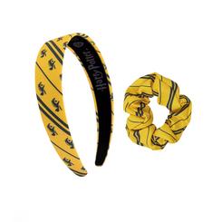 ¡Sé parte de la casa de Hufflepuff con nuestro pack oficial de accesorios para el pelo! Inspirado en la saga de Harry Potter, este pack cuenta con una diadema y un coletero de la casa de Hufflepuff. Hechos en 100% Polyester,