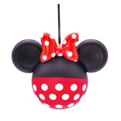 La elegancia y el encanto se dan la mano en este adorno de vidrio inspirado en Minnie Mouse, con un diámetro de 7 cm que realza su lazo rojo moteado de lunares blancos y sus orejas negras
