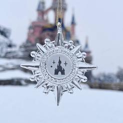 Un destello de belleza invernal transforma cualquier espacio cuando esta pieza de cristal iridiscente entra en escena, atrapando la luz como un pequeño tesoro surgido del corazón de Disneyland Paris. 