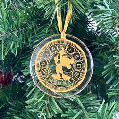 Un resplandor dorado llena de encanto tu hogar con el Mickey Clock Ornament, un adorno navideño en cristal transparente que combina la silueta de Mickey Mouse con un delicado diseño de reloj basado en el reloj del hotel Disneyland.