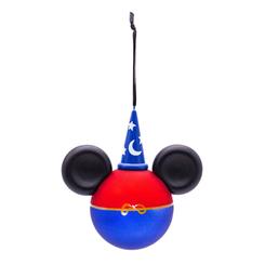 La combinación de rojo carmesí y azul profundo en esta esfera de vidrio con forma de cabeza de Mickey, rematada por su icónico sombrero de mago de Fantasia y orejas negras, aporta un toque de ilusión
