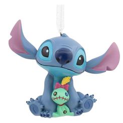 Añade un toque de travesura y ternura a tu árbol de Navidad con este adorable adorno de Stitch y su inseparable muñeca Scrump. Este diseño captura a la perfección la esencia del alienígena más querido de Lilo