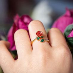 Romance que gira en tu mano con el Spinning Rose Ring, un anillo rosa giratorio de estética cinematográfica que conquista por su delicadeza y por el movimiento suave de su rosa central esmaltada en rojo con hojas verde 