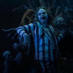 La estatua Beetlejuice Art Scale 1/10 captura al inolvidable personaje de la película de culto Beetlejuice en una impresionante pieza coleccionable. Fabricada en resina y con licencia oficial, esta estatua forma parte de la serie "Art Scale".