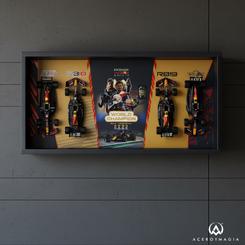 Velocidad legendaria para tu vitrina: este blister 4 coches Campeonatos F1 Red Bull metal reúne cuatro monoplazas icónicos en escala 1:43 con cuerpo de metal, un acabado sólido pensado para quienes valoran el detalle