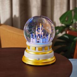 Celebra la magia de Disney con esta deslumbrante bola de nieve conmemorativa del 50º aniversario de Walt Disney World. El castillo de Cenicienta brilla con un resplandor iridiscente cada vez que agitas esta preciosa pieza