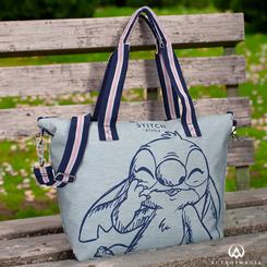 Explora el estilo aventurero con la Bolsa de Viaje Stitch Fashion Mission. Confeccionada en resistente poliéster y con una capacidad de 21,5 litros, esta bolsa es el complemento perfecto para tus escapadas y travesías.