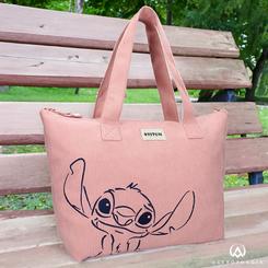 Embárcate en tus aventuras con estilo con la Bolsa de Viaje Stitch Obsessed. Esta bolsa, fabricada en poliéster de alta calidad, te acompañará en tus viajes con comodidad y funcionalidad.