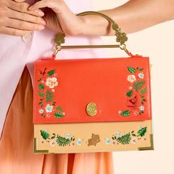 Brillo tropical con aire de leyenda oceánica. El Bolso bandolera Vaiana de Disney Loungefly luce un acabado coral con destellos y bordados florales que enmarcan detalles icónicos de la película