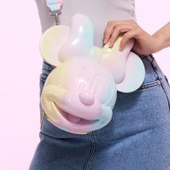Brilla con estilo propio con el bolso bandolera Minnie Mouse de Disney x Loungefly, una pieza joya de acabado perlado multicolor que convierte cualquier look en un guiño directo al cine de animación