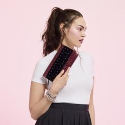 Oscura elegancia con actitud Disney. El Bolso bandolera Villanas Disney Loungefly combina un burdeos metalizado con relieves inspirados en las antagonistas más icónicas y una banda frontal de efecto terciopelo