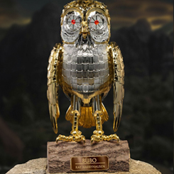 ¡Descubre la magia de Bubo, el fascinante búho mecánico de Ray Harryhausen, con esta impresionante estatua de vinilo de 30 cm! Uno de los personajes más queridos creados por Ray Harryhausen, Bubo