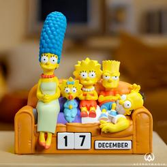 ¡Lleva la diversión y el humor de Los Simpson a tu hogar con el Calendario Perpetuo 3D de The Simpsons! Esta encantadora figura decorativa presenta a la icónica familia amarilla sentada en su famoso sofá