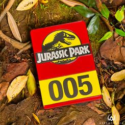 ¡Celebra el 30 aniversario de Jurassic Park con este lingote de metal de la tarjeta de identificación del Jeep de Jurassic Park! ¡Limitado a solo 1993 en todo el mundo y numerado de manera individual! Este lingote viene con un soporte de exhibición