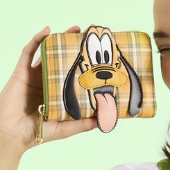 Alegría vintage para llevar a todas partes. La Cartera 95th Anniversary Pluto Disney Loungefly celebra al perro más travieso de Disney con un tartán cálido y divertidos apliques que dan volumen a las orejas y a la lengua. 