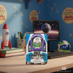 Misión organizada con estilo galáctico: la Cartera Buzz Lightyear 30th Anniversary – Loungefly celebra Toy Story con un diseño de cuero sintético (poliuretano) repleto de detalles aplicados, grabados, bordados