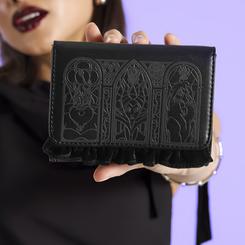 Oscura, compacta y con mucho carácter: la Cartera Villanas – Disney Loungefly luce un elegante grabado en relieve tipo vidriera que reúne a las antagonistas más icónicas en un diseño totalmente negro. 