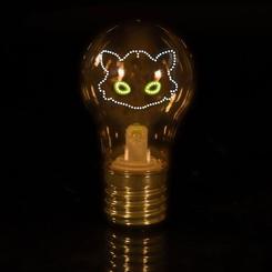 Un detalle encantador que ilumina cualquier rincón con un toque de fantasía. Esta bombilla LED con licencia oficial rinde homenaje a "Cómo entrenar a tu dragón", presentando el contorno iluminado de un adorable dragón 