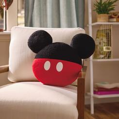 Añade un toque de encanto Disney a tu hogar con este adorable cojín en forma de Mickey Mouse. Con un diseño estilizado en negro y rojo, junto a los icónicos botones ovalados en blanco