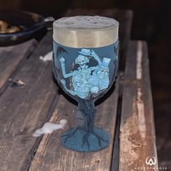 Descubre la misteriosa copa Grinning Ghost, una pieza fascinante que rinde homenaje a los icónicos fantasmas que hacen autostop de The Haunted Mansion: Ezra, Gus y Phineas.