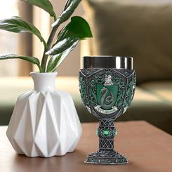 Exhibe tu lealtad a Slytherin con esta impresionante copa oficial de la saga de Harry Potter. Simbolizada por la serpiente, esta copa honra la astucia y la ambición que Salazar Slytherin valoraba en su casa. 