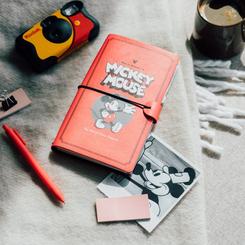 Transforma cada aventura en un recuerdo único con este cuaderno de viaje Disney Mickey Classic, diseñado en tapa blanda de poliuretano y con un cierre elástico que mantiene a salvo tus ideas. 