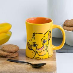 Convierte cada sorbo en una escena inolvidable del Reino con la taza con relieve 3D de Simba, un recipiente oficial Disney que fusiona diseño premium y utilidad diaria para respaldar tu jornada profesional.