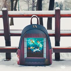 Embárcate en una aventura mágica con la Mochila Mini Peter Pan Scene de Disney by Loungefly. Esta obra maestra de alta calidad, con licencia oficial, redefine el encanto de la infancia con su diseño cautivador. 