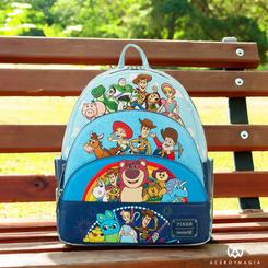 Imagina que te sumerges en el mundo de Toy Story y te conviertes en parte de la aventura junto a tus personajes favoritos. Con la Mochila Mini Pixar Toy Story Collab Triple Pocket de Disney