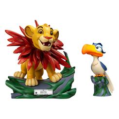 Descubre el encanto del clásico de Disney con el pack de 2 estatuas Master Craft de El Rey León, que incluye a Little Simba y Zazú. Estas figuras, elaboradas en poliresina, capturan a la perfección la esencia