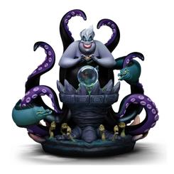 Con una presencia imponente y cada tentáculo esculpido con detalle, la estatua Ursula Deluxe Art Scale de Disney presenta a la villana marina en una expresión de triunfo que captura su astucia y poder deslumbrante. 