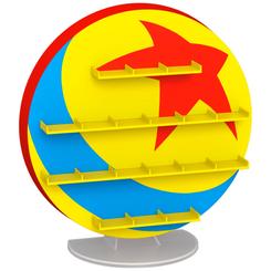 Haz brillar tu universo Pixar con el expositor Bitty POP! Pixar Ball, una estructura de vinilo de 20 cm de altura que recrea la emblemática esfera amarilla con estrella roja y sus estantes ajustables para lucir dos figuras exclusivas de 2,3 cm.
