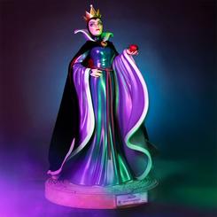 La presencia imponente de la Reina Grimhilde cobra vida en esta impresionante estatua Master Craft de 41?cm de altura, esculpida en poliresina de alta calidad y acabada con delicados matices