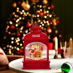 Este farolillo luminoso de Coca-Cola® con Papá Noel es el complemento perfecto para añadir un toque nostálgico y festivo a tu decoración navideña. Con una altura de aproximadamente 23 cm