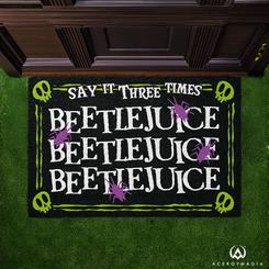 Decora tu hogar con el impresionante felpudo de Beetlejuice, fabricado en fibra de coco y con una base de PVC antideslizante. Este felpudo no solo aporta un toque de originalidad a la entrada de tu casa