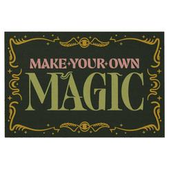Da la bienvenida a tu hogar con un felpudo inspirado en la magia de “Wicked”, fabricado en resistente fibra de coco que atrapa polvo y humedad sin perder estilo, y apoyado sobre una base de PVC 