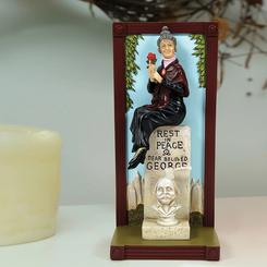 Al añadir la figura de George's Widow a tu colección, traerás el encanto fantasmal de The Haunted Mansion a tu hogar. Esta pieza, con una altura de 20 cm, está diseñada para fascinar