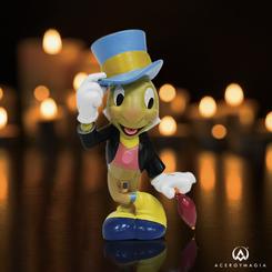 Celebra el 85.º aniversario del clásico animado de Walt Disney, Pinocho, con esta encantadora figura de Jiminy Cricket, el inolvidable compañero y conciencia del entrañable cuento. 