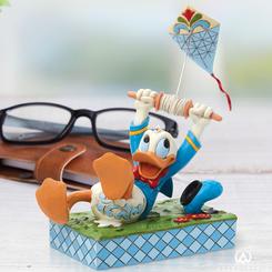 ¡Prepárate para elevar tu espíritu con la Figura A Flying Duck! Mientras se divierte, Donald Duck se sujeta a un colorido cerf-volant que vuela con el viento. Con sus característicos motivos de patchwork y la emblemática rosace de Jim Shore